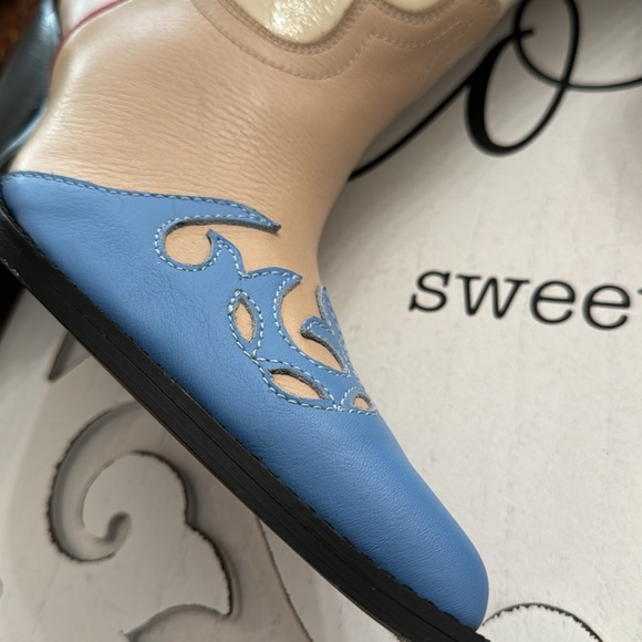 TORAL
Ships and sold by Linz Shop
Cowboy Boots In Multicolored - Picture 7 of 8